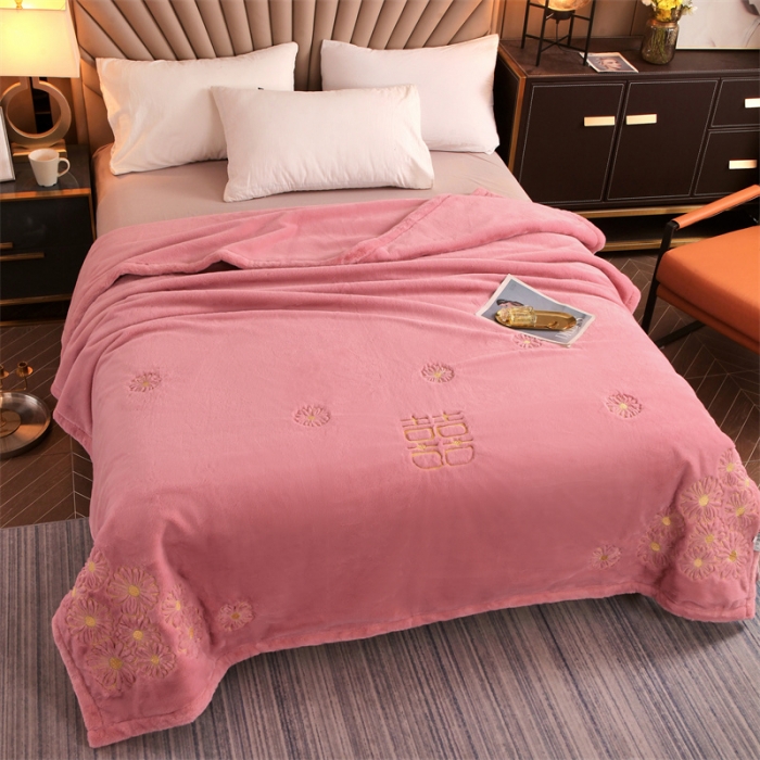 91家纺网 家纺一手货源 找家纺 凯轩 2024新款精品绣花仿兔绒毛毯毯子 柔情密意-粉
