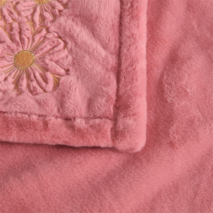 91家纺网 家纺一手货源 找家纺 凯轩 2024新款精品绣花仿兔绒毛毯毯子 柔情密意-粉
