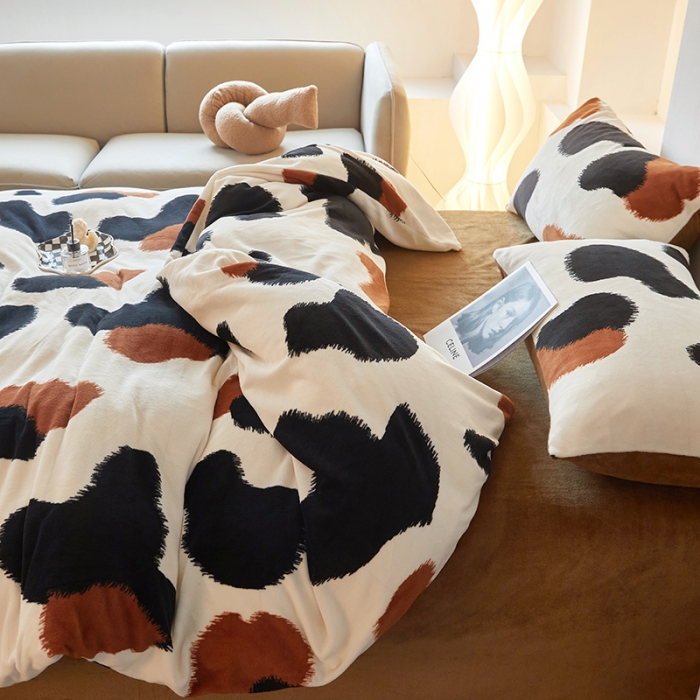 91家纺网 家纺一手货源 找家纺 怡家居 2022秋冬高克重牛奶绒印花四件套 小奶牛