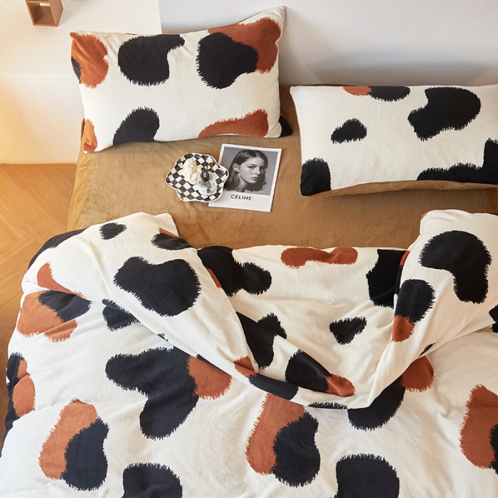 91家纺网 家纺一手货源 找家纺 怡家居 2022秋冬高克重牛奶绒印花四件套 小奶牛