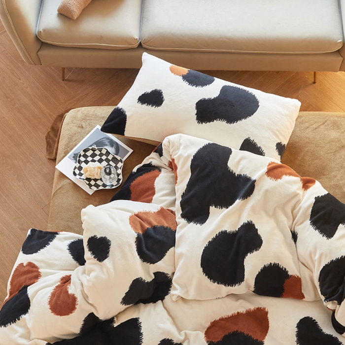 91家纺网 家纺一手货源 找家纺 怡家居 2022秋冬高克重牛奶绒印花四件套 小奶牛