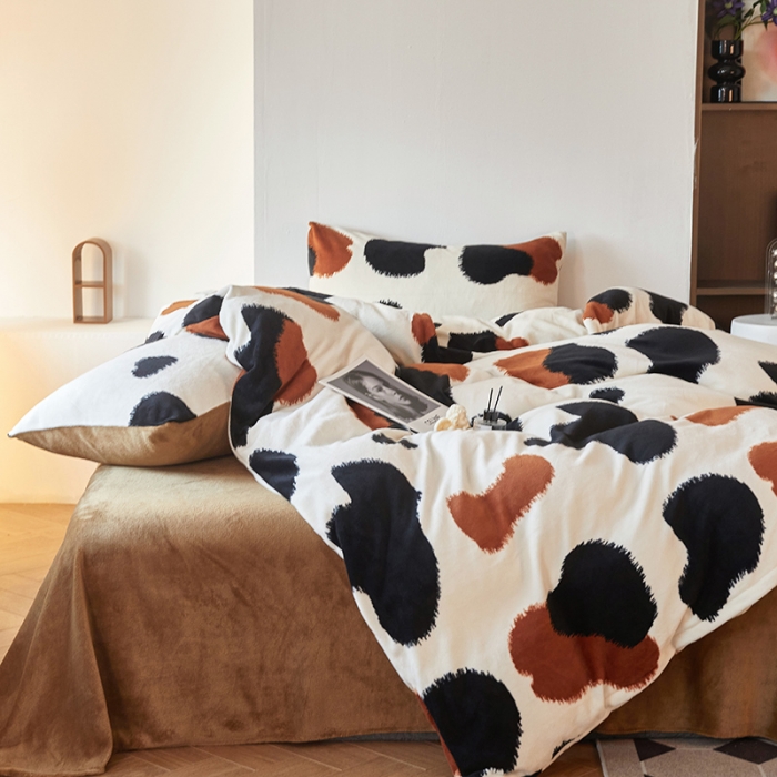 91家纺网 家纺一手货源 找家纺 怡家居 2022秋冬高克重牛奶绒印花四件套 小奶牛