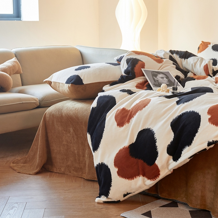 91家纺网 家纺一手货源 找家纺 怡家居 2022秋冬高克重牛奶绒印花四件套 小奶牛