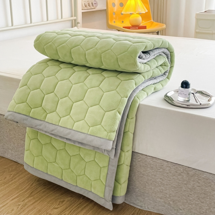 91家纺网 家纺一手货源 找家纺 （总）缦卡琳 2023新款夹棉牛奶绒薄床垫