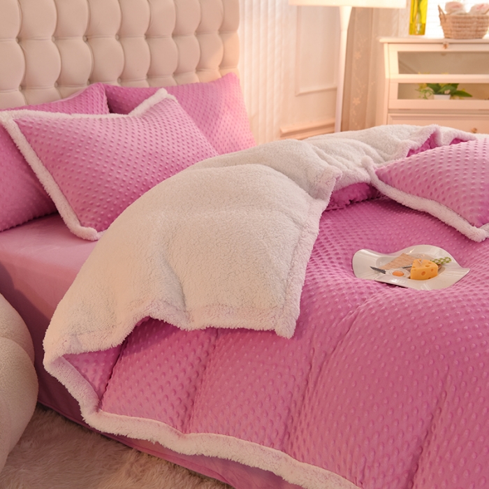 91家纺网 家纺一手货源 找家纺 艾米家居 2022秋冬新款豆豆绒+羊羔绒系列 玫红