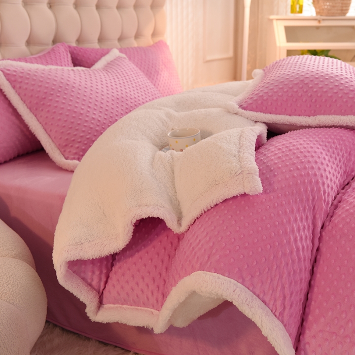 91家纺网 家纺一手货源 找家纺 艾米家居 2022秋冬新款豆豆绒+羊羔绒系列 玫红