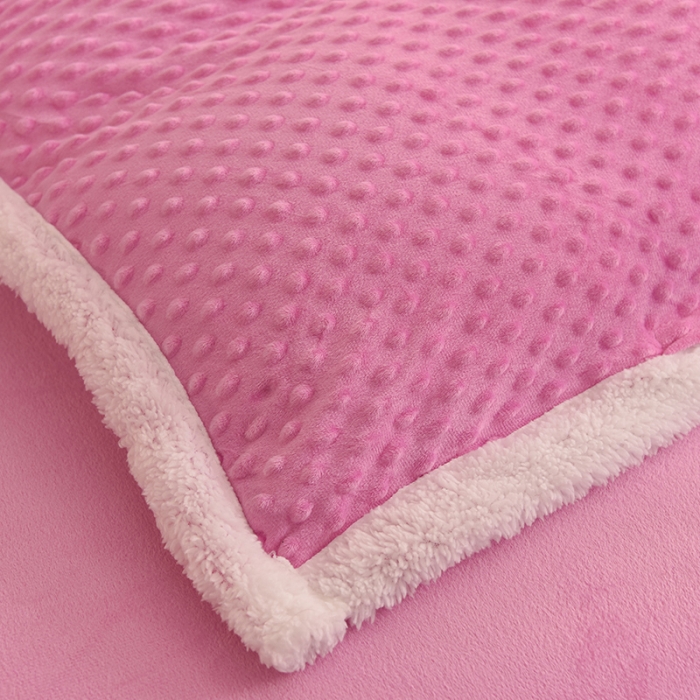 91家纺网 家纺一手货源 找家纺 艾米家居 2022秋冬新款豆豆绒+羊羔绒系列 玫红