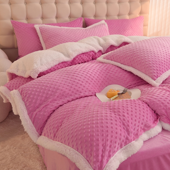 91家纺网 家纺一手货源 找家纺 艾米家居 2022秋冬新款豆豆绒+羊羔绒系列 玫红