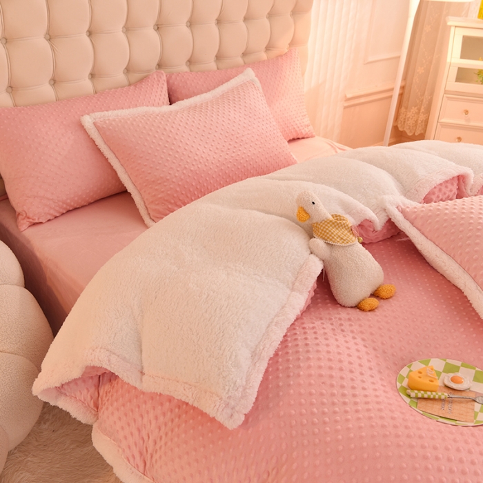 91家纺网 家纺一手货源 找家纺 艾米家居 2022秋冬新款豆豆绒+羊羔绒系列 玉色