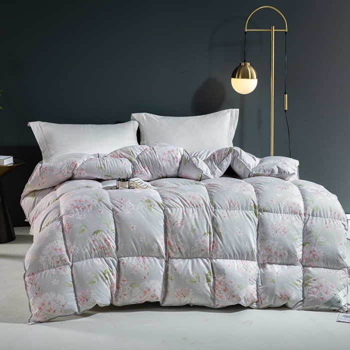 91家纺网 家纺一手货源 找家纺 俏企鹅 2025新款100支锦绒95白鹅绒被 淡雅灰