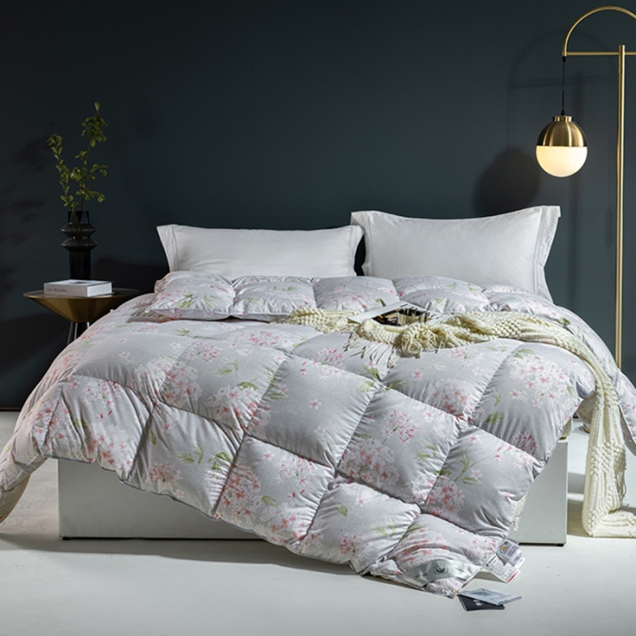 91家纺网 家纺一手货源 找家纺 俏企鹅 2025新款100支锦绒95白鹅绒被 淡雅灰