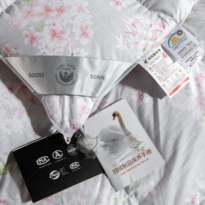 91家纺网 家纺一手货源 找家纺 俏企鹅 2025新款100支锦绒95白鹅绒被 淡雅灰