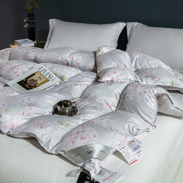 91家纺网 家纺一手货源 找家纺 俏企鹅 2025新款100支锦绒95白鹅绒被 淡雅灰