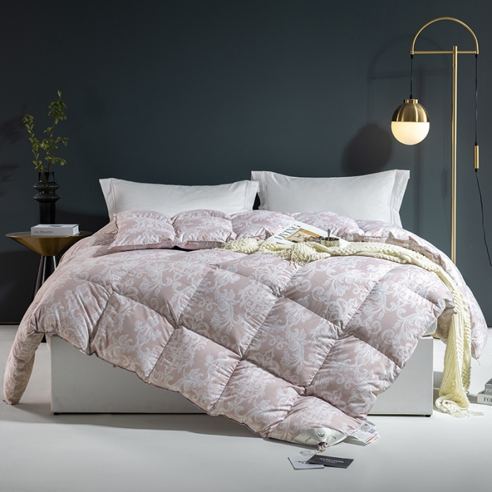 91家纺网 家纺一手货源 找家纺 俏企鹅 2025新款100支锦绒95白鹅绒被 宫廷粉