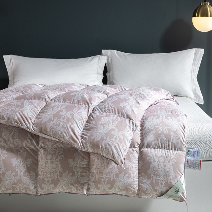 91家纺网 家纺一手货源 找家纺 俏企鹅 2025新款100支锦绒95白鹅绒被 宫廷粉