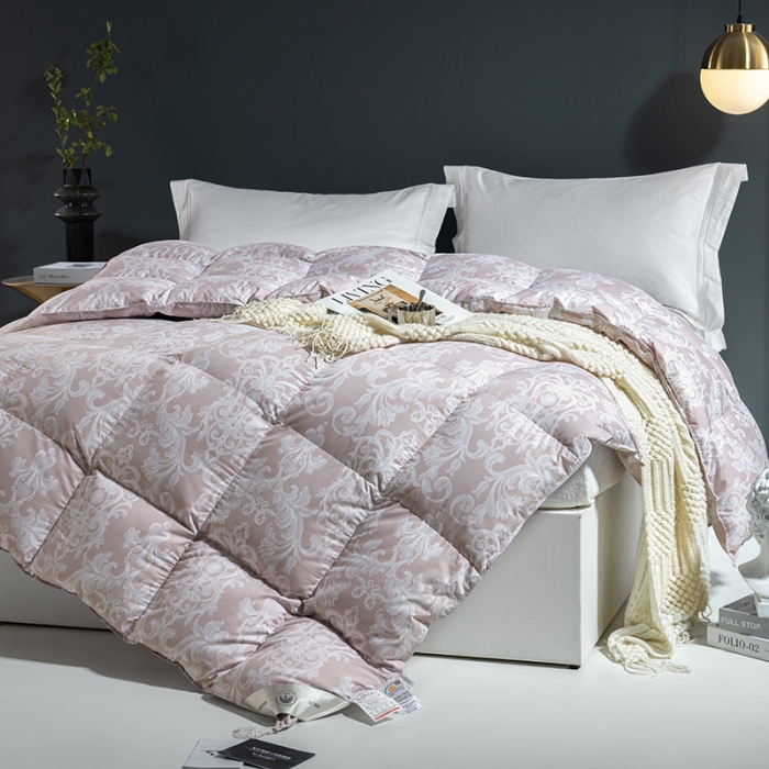 91家纺网 家纺一手货源 找家纺 俏企鹅 2025新款100支锦绒95白鹅绒被 宫廷粉