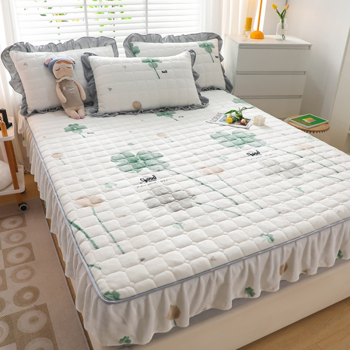 91家纺网 家纺一手货源 找家纺 家之硕2022新款印花牛奶绒夹棉绗缝花边款床笠三件套 四叶草花边款