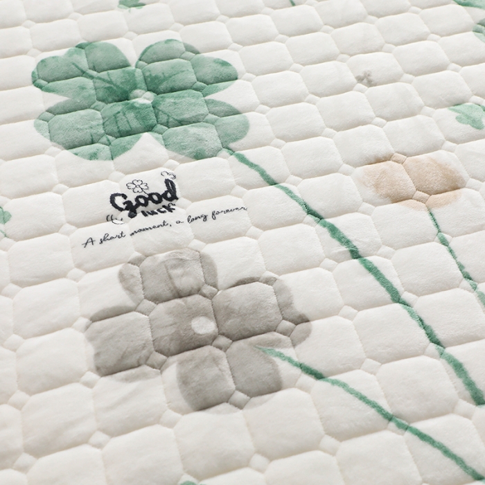 91家纺网 家纺一手货源 找家纺 家之硕2022新款印花牛奶绒夹棉绗缝花边款床笠三件套 四叶草花边款