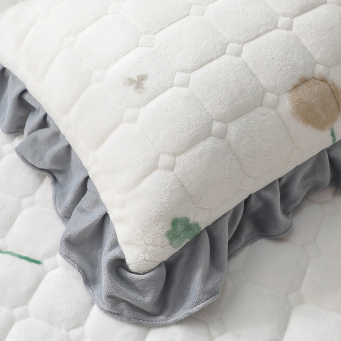 91家纺网 家纺一手货源 找家纺 家之硕2022新款印花牛奶绒夹棉绗缝花边款床笠三件套 四叶草花边款