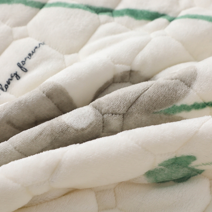 91家纺网 家纺一手货源 找家纺 家之硕2022新款印花牛奶绒夹棉绗缝花边款床笠三件套 四叶草花边款