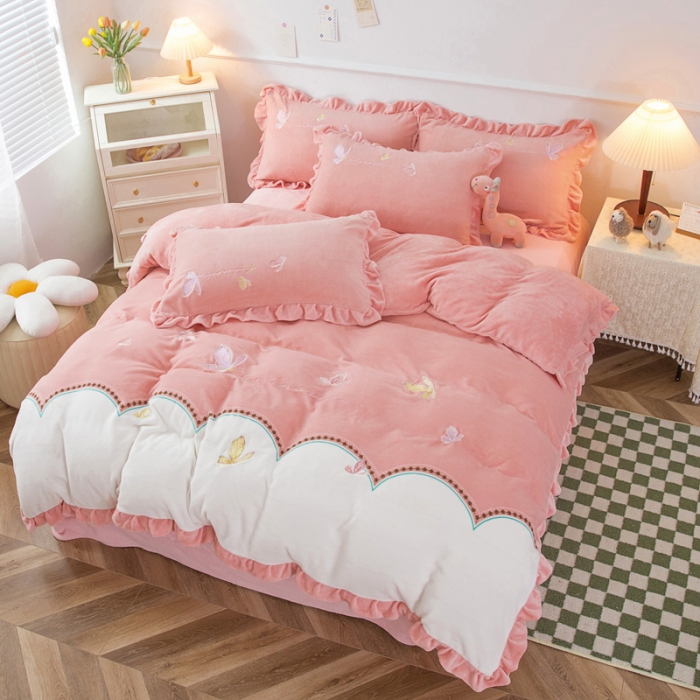 91家纺网 家纺一手货源 找家纺 优姿家纺 牛奶绒贴边绣花荷叶花边保暖四件 蝶舞纷飞-白