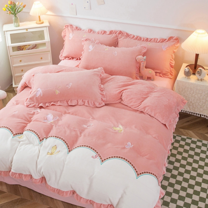 91家纺网 家纺一手货源 找家纺 优姿家纺 牛奶绒贴边绣花荷叶花边保暖四件 蝶舞纷飞-白