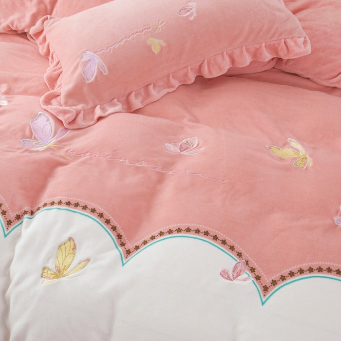 91家纺网 家纺一手货源 找家纺 优姿家纺 牛奶绒贴边绣花荷叶花边保暖四件 蝶舞纷飞-白