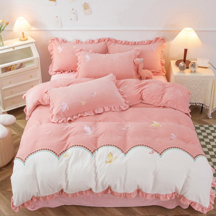 91家纺网 家纺一手货源 找家纺 优姿家纺 牛奶绒贴边绣花荷叶花边保暖四件 蝶舞纷飞-白