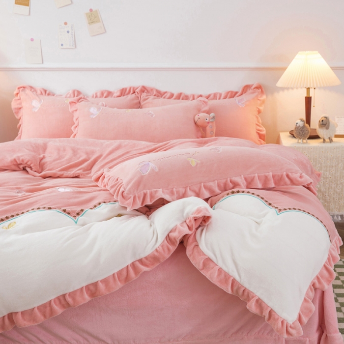 91家纺网 家纺一手货源 找家纺 优姿家纺 牛奶绒贴边绣花荷叶花边保暖四件 蝶舞纷飞-白