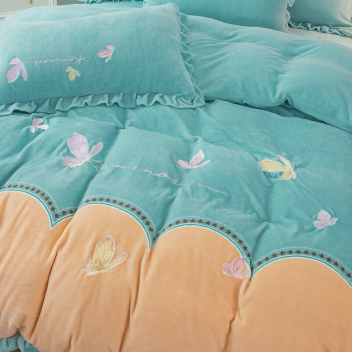 91家纺网 家纺一手货源 找家纺 优姿家纺 牛奶绒贴边绣花荷叶花边保暖四件 蝶舞纷飞-黄