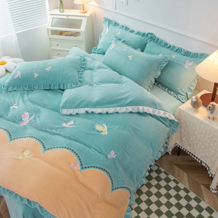 91家纺网 家纺一手货源 找家纺 优姿家纺 牛奶绒贴边绣花荷叶花边保暖四件 蝶舞纷飞-黄