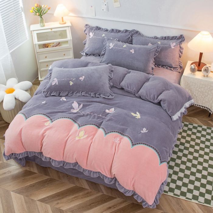 91家纺网 家纺一手货源 找家纺 优姿家纺 牛奶绒贴边绣花荷叶花边保暖四件 蝶舞纷飞-灰