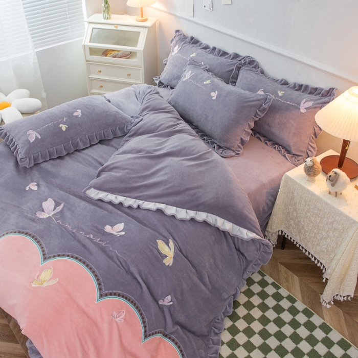 91家纺网 家纺一手货源 找家纺 优姿家纺 牛奶绒贴边绣花荷叶花边保暖四件 蝶舞纷飞-灰