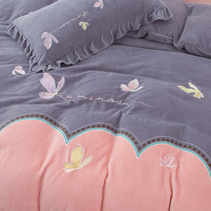 91家纺网 家纺一手货源 找家纺 优姿家纺 牛奶绒贴边绣花荷叶花边保暖四件 蝶舞纷飞-灰