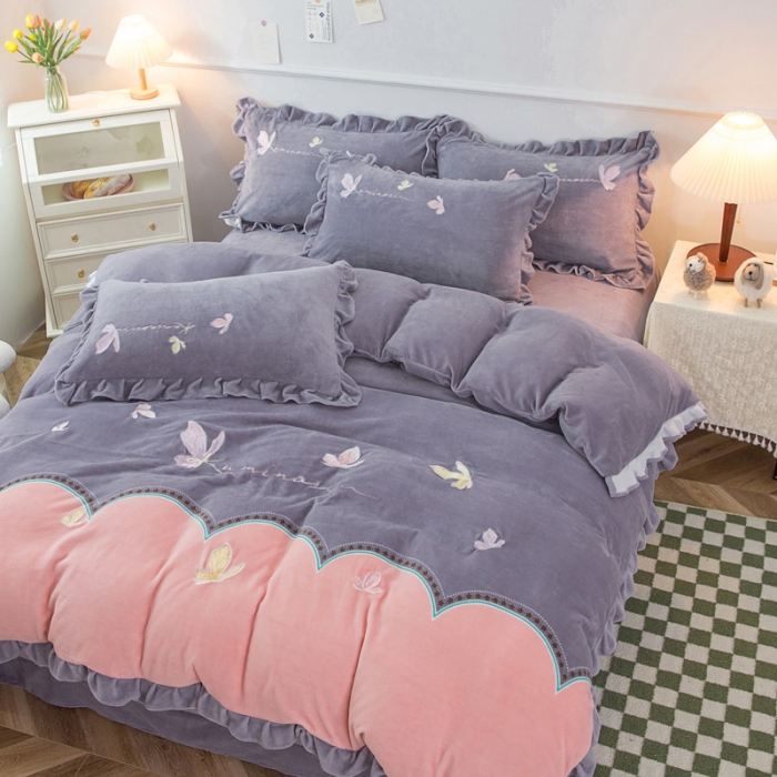 91家纺网 家纺一手货源 找家纺 优姿家纺 牛奶绒贴边绣花荷叶花边保暖四件 蝶舞纷飞-灰