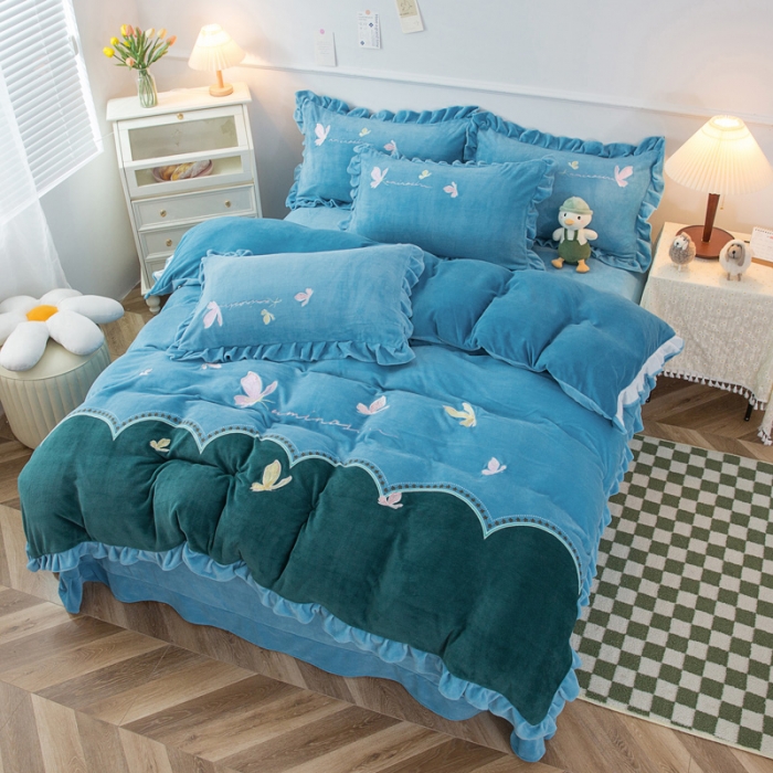 91家纺网 家纺一手货源 找家纺 优姿家纺 牛奶绒贴边绣花荷叶花边保暖四件 蝶舞纷飞-蓝