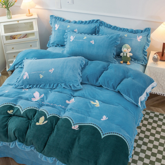 91家纺网 家纺一手货源 找家纺 优姿家纺 牛奶绒贴边绣花荷叶花边保暖四件 蝶舞纷飞-蓝