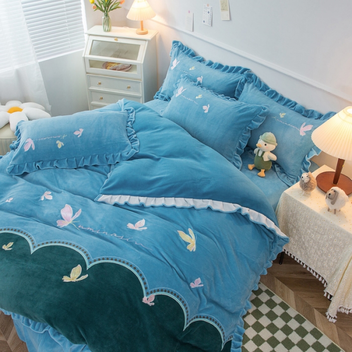 91家纺网 家纺一手货源 找家纺 优姿家纺 牛奶绒贴边绣花荷叶花边保暖四件 蝶舞纷飞-蓝