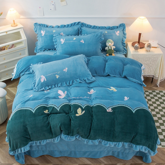 91家纺网 家纺一手货源 找家纺 优姿家纺 牛奶绒贴边绣花荷叶花边保暖四件 蝶舞纷飞-蓝