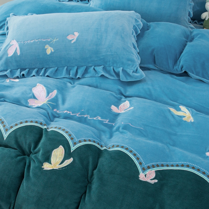 91家纺网 家纺一手货源 找家纺 优姿家纺 牛奶绒贴边绣花荷叶花边保暖四件 蝶舞纷飞-蓝