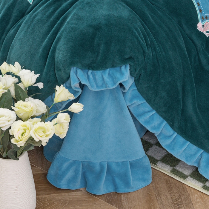 91家纺网 家纺一手货源 找家纺 优姿家纺 牛奶绒贴边绣花荷叶花边保暖四件 蝶舞纷飞-蓝