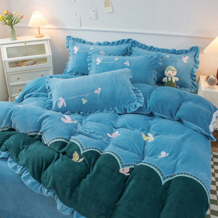 91家纺网 家纺一手货源 找家纺 优姿家纺 牛奶绒贴边绣花荷叶花边保暖四件 蝶舞纷飞-蓝