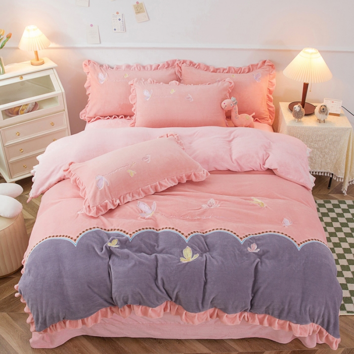 91家纺网 家纺一手货源 找家纺 优姿家纺 牛奶绒贴边绣花荷叶花边保暖四件 蝶舞纷飞-玉