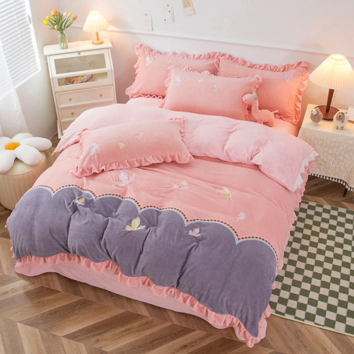 91家纺网 家纺一手货源 找家纺 优姿家纺 牛奶绒贴边绣花荷叶花边保暖四件 蝶舞纷飞-玉