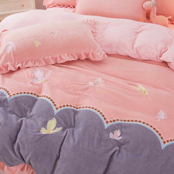 91家纺网 家纺一手货源 找家纺 优姿家纺 牛奶绒贴边绣花荷叶花边保暖四件 蝶舞纷飞-玉