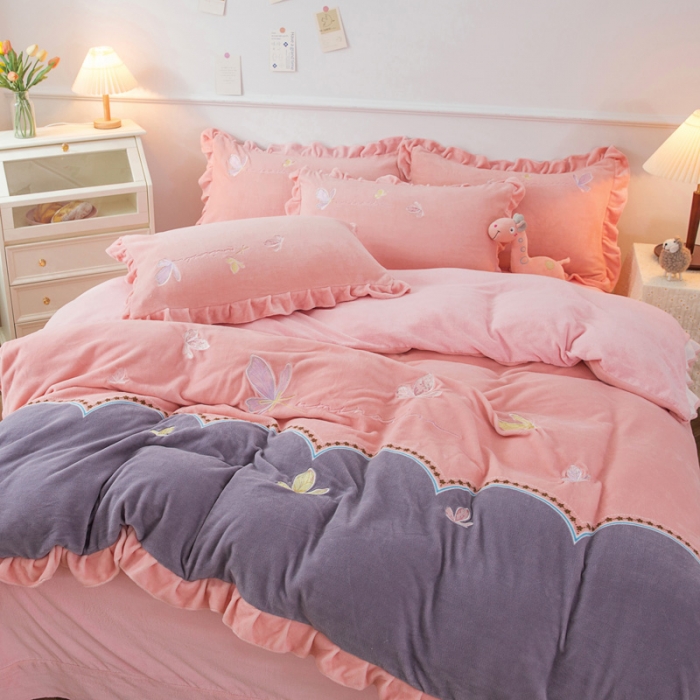 91家纺网 家纺一手货源 找家纺 优姿家纺 牛奶绒贴边绣花荷叶花边保暖四件 蝶舞纷飞-玉