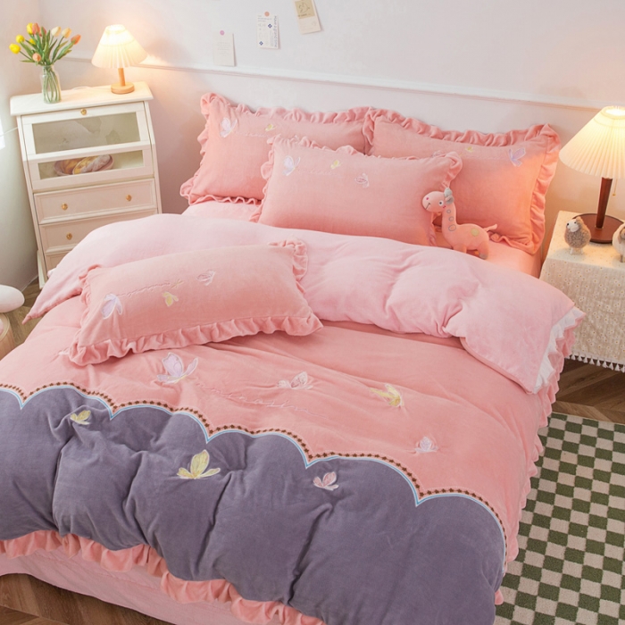 91家纺网 家纺一手货源 找家纺 优姿家纺 牛奶绒贴边绣花荷叶花边保暖四件 蝶舞纷飞-玉