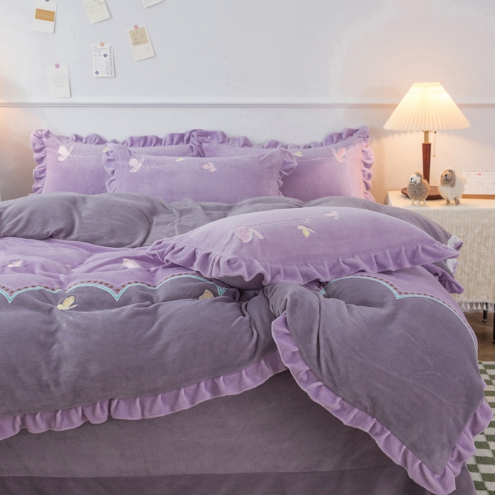 91家纺网 家纺一手货源 找家纺 优姿家纺 牛奶绒贴边绣花荷叶花边保暖四件 蝶舞纷飞-紫