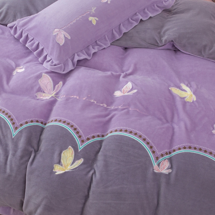 91家纺网 家纺一手货源 找家纺 优姿家纺 牛奶绒贴边绣花荷叶花边保暖四件 蝶舞纷飞-紫