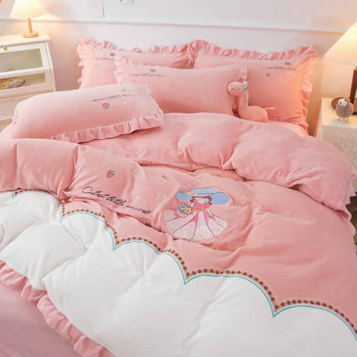 91家纺网 家纺一手货源 找家纺 优姿家纺 牛奶绒贴边绣花荷叶花边保暖四件 花仙子-白